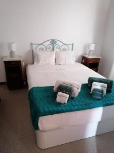 1 dormitorio con 1 cama con 2 toallas en Casa da Samouqueira, en Rogil