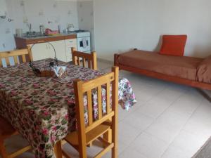 ein Wohnzimmer mit einem Tisch und einem Sofa in der Unterkunft Rada in Embalse