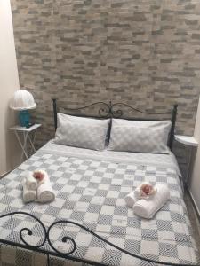 una camera da letto con un letto e asciugamani di La casa di Adina a Agrigento