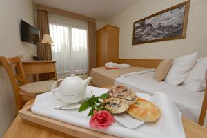 Posteľ alebo postele v izbe v ubytovaní Hotel Alpejski