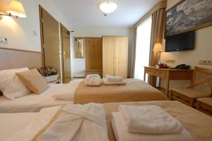 Posteľ alebo postele v izbe v ubytovaní Hotel Alpejski