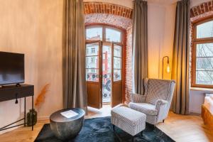 a living room with a bed and a window at TILTŲ NAMAI Self Check-in Apartments in Klaipėda