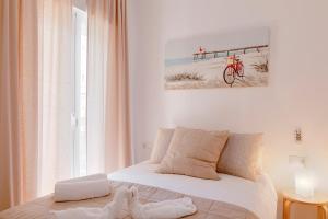 Posteľ alebo postele v izbe v ubytovaní HOMEABOUT Juan de Austria Apartments