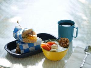 una mesa con un plato de comida y una taza de café en Quinta Feliz Troncones, en Troncones