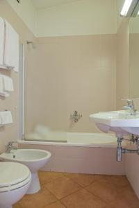 y baño con aseo, lavabo y bañera. en Autohotel Ravenna en Rávena