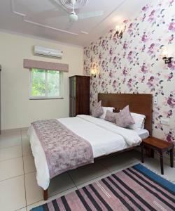 En eller flere senge i et værelse på Madhav's Mallet