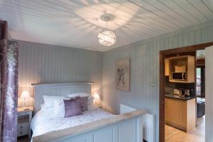 Postel nebo postele na pokoji v ubytování Bluebell Lodge 9 with Hot Tub
