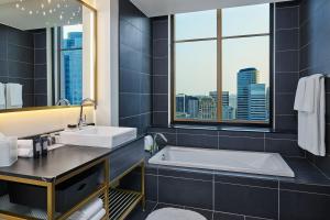 Een badkamer bij W Minneapolis - The Foshay