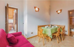- un salon avec une table et un canapé violet dans l'établissement APPARTAMENTO Villa Isabella, à Bianzone