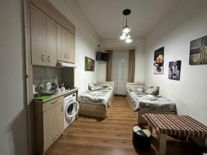 una camera con cucina e un soggiorno con divano di Leselidze Guest House a Tbilisi City