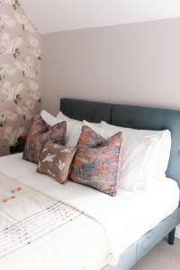 - un lit avec des oreillers dans l'établissement Chapel House Estate, à Kent