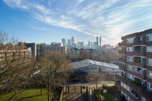 widok na panoramę miasta z wysokimi budynkami w obiekcie Stunning Duplex near Canary Wharf & O2 & City Views w Londynie