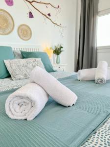 Ein Bett oder Betten in einem Zimmer der Unterkunft Beautiful sea views apartment Pool & Beach