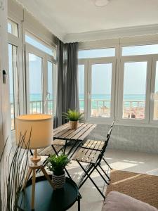 ein Wohnzimmer mit Meerblick in der Unterkunft Beautiful sea views apartment Pool & Beach in Torremolinos