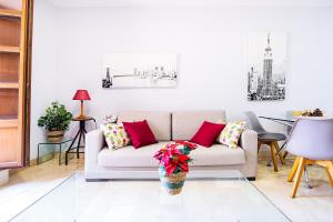 sala de estar con sofá y almohadas rojas en CARTAGENAFLATS, Apartamentos Calle Mayor, CITY CENTER, en Cartagena