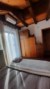 una camera da letto con un grande letto e una finestra di La casa del Cucù al Ravascletto, 900mt from cable car a Zovello