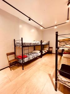 ブエノスアイレスにあるCasa Sumaqの二段ベッド3組が備わる客室です。