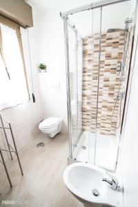 La salle de bains est pourvue d'une douche, d'un lavabo et de toilettes. dans l'établissement Valmontone Travel Rooms (casa vacanze), à Valmontone