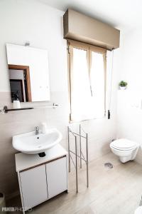 La salle de bains est pourvue d'un lavabo et de toilettes. dans l'établissement Valmontone Travel Rooms (casa vacanze), à Valmontone