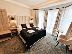 una camera d'albergo con letto e sedia di Villa Cristal a Świnoujście