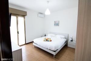- une chambre blanche avec un lit et une fenêtre dans l'établissement Valmontone Travel Rooms (casa vacanze), à Valmontone