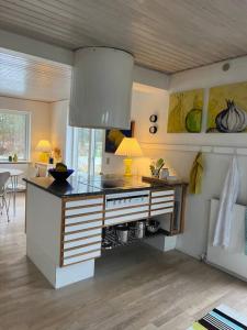 una cocina con isla en medio de una habitación en Skønt hus på landet tæt på Billund, en Give