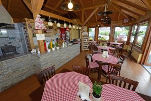 Reštaurácia alebo iné gastronomické zariadenie v ubytovaní Hotel Alpejski