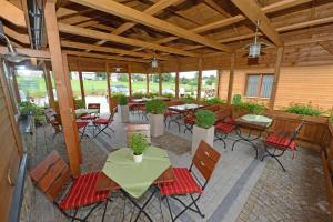 Reštaurácia alebo iné gastronomické zariadenie v ubytovaní Hotel Alpejski