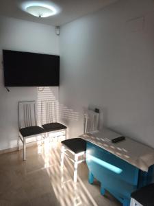 Televízia a/alebo spoločenská miestnosť v ubytovaní 2 Paradise of Benalmádena Residencial Los Patos II a 300 metros de la playa y supermercados, wifi gratis, vistas a la montaña