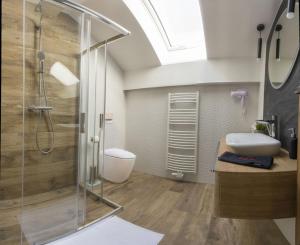 A bathroom at PontJó Apartman Miskolc