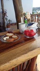 uma mesa com um prato de bolachas e uma taça de fruta em Namasté Zipolite Suites em Zipolite