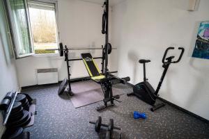 een fitnessruimte met 2 hometrainers in een kamer bij Quick Palace Pau Zénith in Pau