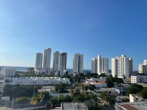uitzicht op een stad met hoge gebouwen bij Bonito y cómodo apartamento en el Rodadero. in Gaira
