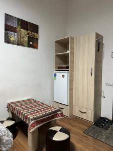 un soggiorno con panca e frigorifero di Leselidze Guest House a Tbilisi City