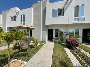 a rendu une maison avec une terrasse dans l'établissement Casa de tus Sueños Dream Lagoons Veracruz, à Veracruz