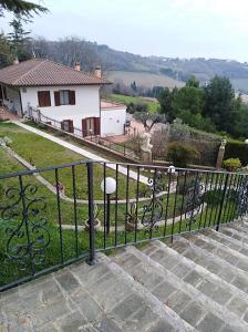 una valla de hierro forjado frente a una casa en B&B Villa Diana en Ancona