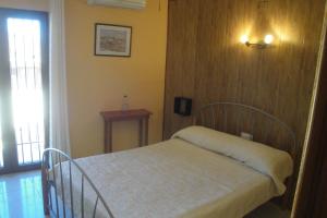 Postel nebo postele na pokoji v ubytování Hostal Cristina