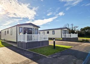 a couple of mobile homes in a parking lot at Perran Heights Holiday Park in Perranzabuloe