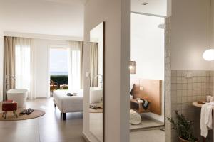 La salle de bains est pourvue d'un grand miroir. dans l'établissement Armacera Resort, à Zambrone