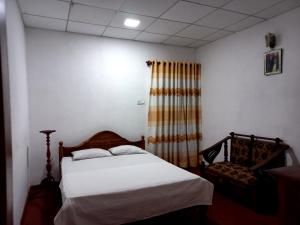 Tempat tidur dalam kamar di Indra Sisila Villa Bentota