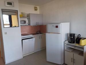 ポール・ルカートにあるAppartement Port Leucate, 2 pièces, 4 personnes - FR-1-81-99のキッチン(白い家電製品、白い冷蔵庫付)