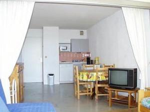 Il comprend un salon avec une télévision et une cuisine. dans l'établissement Appartement Port Leucate, 2 pièces, 4 personnes - FR-1-81-99, à Port-Leucate