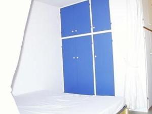 ポール・ルカートにあるAppartement Port Leucate, 2 pièces, 4 personnes - FR-1-81-99の青いキャビネットと窓が備わる客室です。