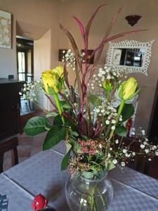 um vaso cheio de flores sobre uma mesa em Lu Renge em Fiaiola
