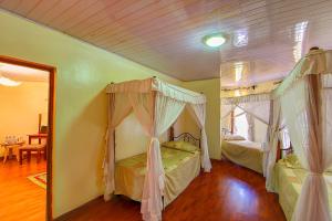 埃尔多雷特Poa Place Resort & Hotel - Where Nature Meets Comfort的有两张床和一面镜子的卧室 更多49张照片