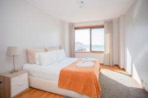 ポルトにあるLiiiving in Porto | Sea & River Viewの白いベッドルーム(大型ベッド1台、窓付)