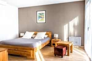 - une chambre avec un lit, une table et une chaise dans l'établissement Résid'Spa Loire & Sèvre, à Rezé