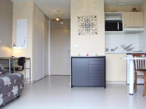 Appartement La Rochelle, 1 pièce, 2 personnes - FR-1-246-48にあるキッチンまたは簡易キッチン