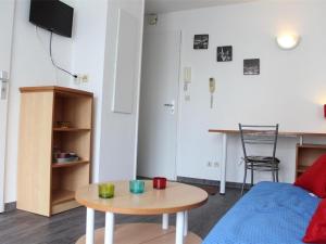 ラ・ロシェルにあるAppartement La Rochelle, 2 pièces, 4 personnes - FR-1-246-78のリビングルーム(ソファ、テーブル付)