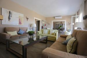 a living room with couches and a coffee table at VILLA DEL MAR 'Boutique Beach-House' 11PAX in Rincón de la Victoria